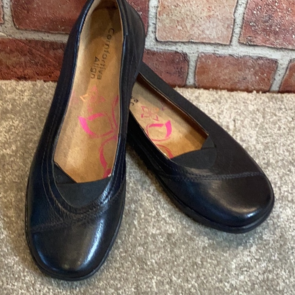Comfortiva Black Leather Slip-On Flats with Pink Insole Accent